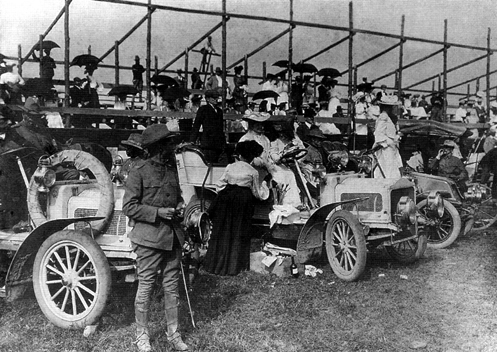 Picture - Public views the 1904 maneuvers, Manassas, Virginia.