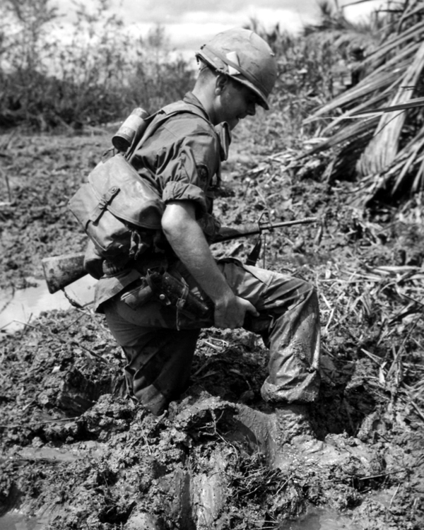PICTURE - SOLDIER STRUGGLES THROUGH DELTA MUD